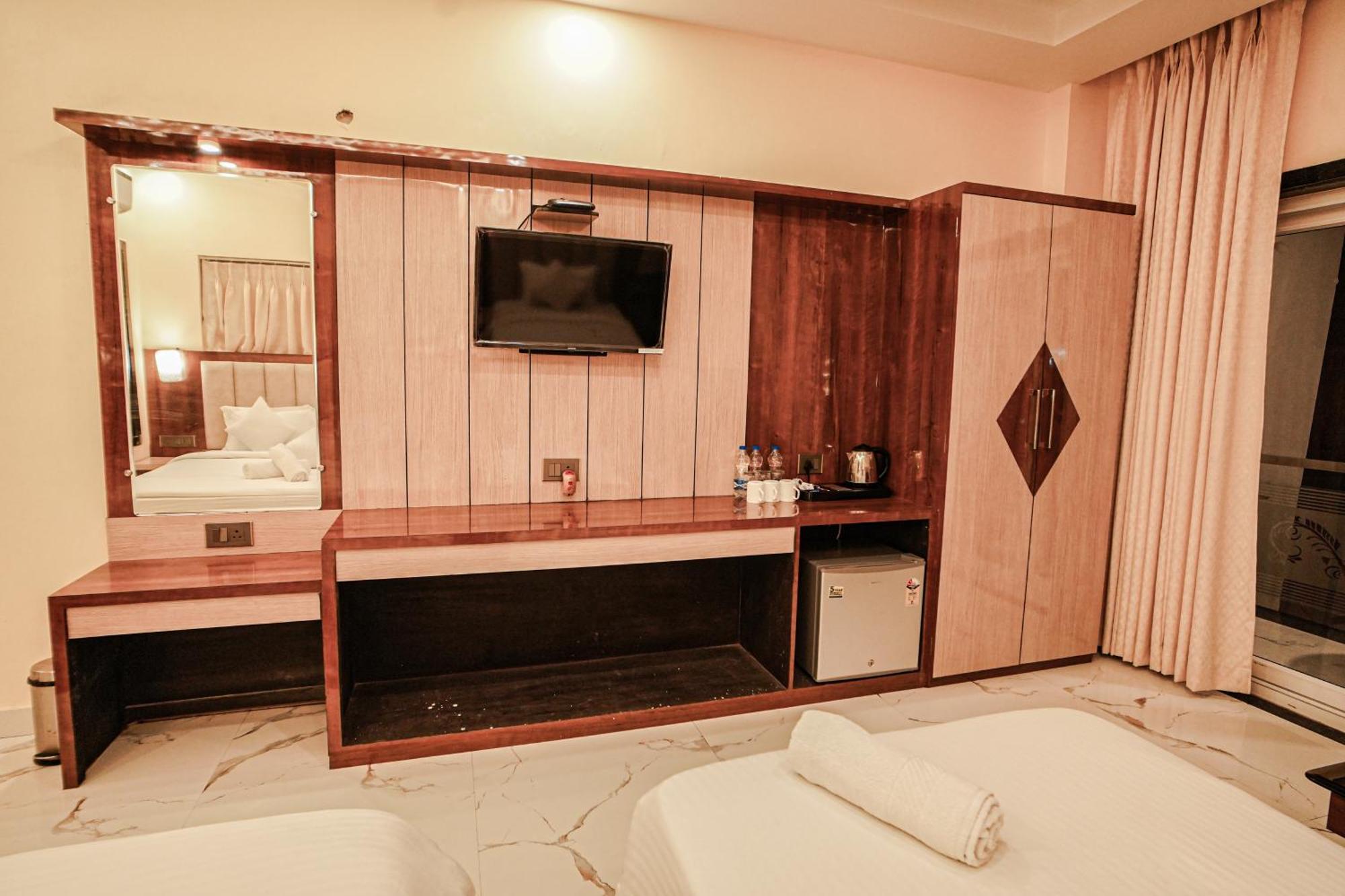 Prasant On Beach Resort !! Lift - Wifi -Restaurant-Parking Facilities-Newly Decorated Room !! ماندارموني المظهر الخارجي الصورة